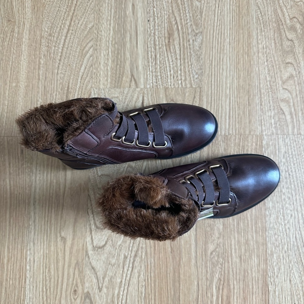 Bear Paw  Size 9. Color Brown.